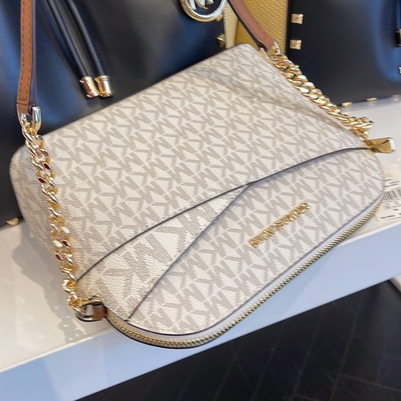 MICHAEL KORS Jet Set Medium Logo Dome Satchel Crossbody
Vanilla
NWT - Picture 8 of 16